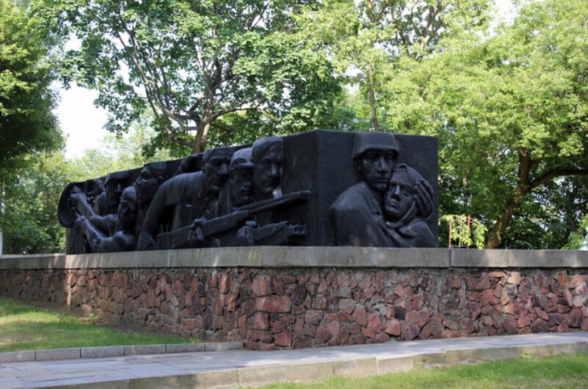 Памятник работникам Гомсельмаша zavod.jpg