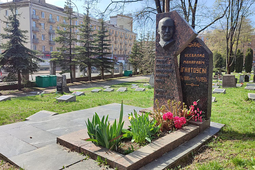 Центральная аллея Военного кладбища: дорога к храму, фото
