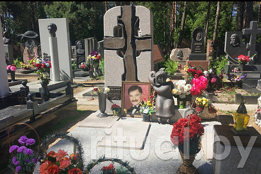 Молодой памятник на Восточном кладбище: могила Александра Тихановича