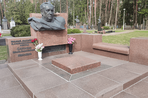 Центральная аллея Восточного кладбища: выдающиеся государственные деятели, фото