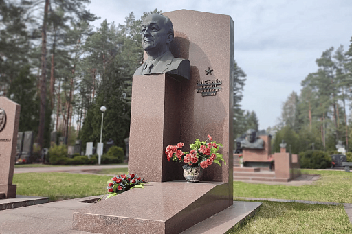 Центральная аллея Восточного кладбища: выдающиеся государственные деятели, фото