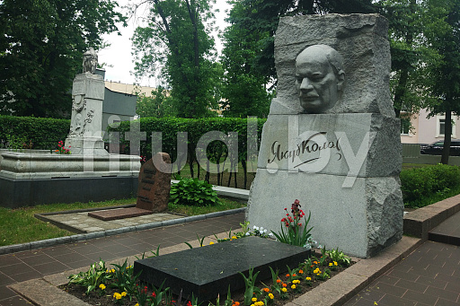 На Военном кладбище Минска почтили память классика белорусской литературы