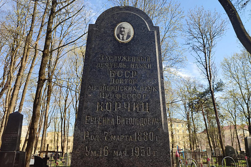 Центральная аллея Военного кладбища: дорога к храму, фото