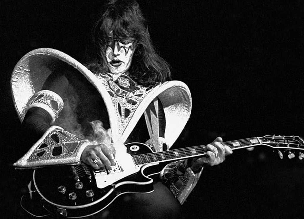 Прощание с легендой рока: не стало Эйса Фрели из группы KISS Прощание с легендой рока: не стало Эйса Фрели из группы KISS