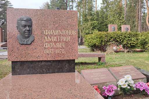 Центральная аллея Восточного кладбища: выдающиеся государственные деятели, фото